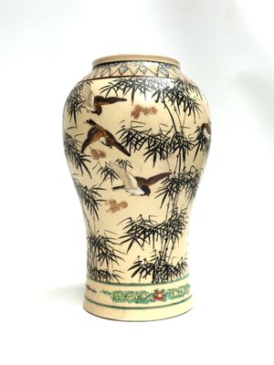 une image représentant un vase orné d'oiseaux et de bambous