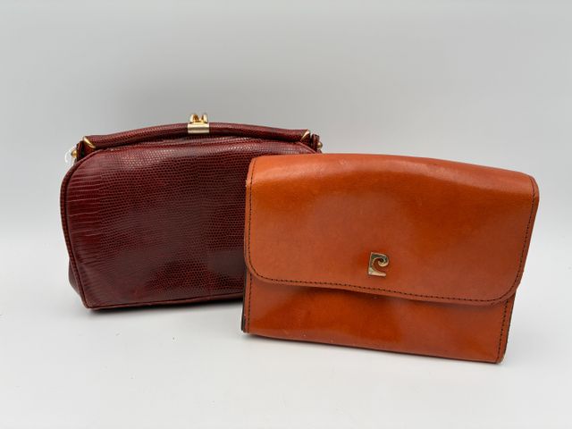 Petit sac en lézard en bon état. On y joint une pochette beige Pi...