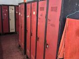 de nombreux casiers rouges dans le couloir d'un immeuble