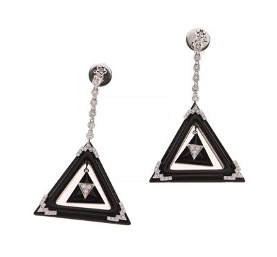 une paire de boucles d'oreilles noires et blanches serties de diamants