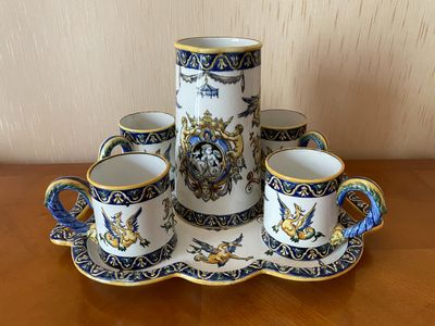GIEN Service à bière en faïence à décor polychrome dans le g…