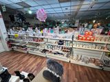 une femme assise sur un tabouret dans un magasin