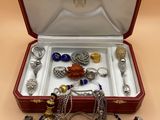 un écrin rouge contenant tout un tas de bijoux