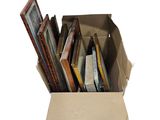 une boîte en carton remplie de cadres photo de toutes sortes