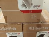 trois cartons empilés les uns sur les autres par terre