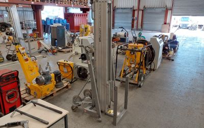 de nombreuses machines qui sont entreposées dans un bâtiment