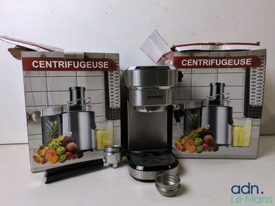 deux centrifugeuses placées l'une à côté de l'autre