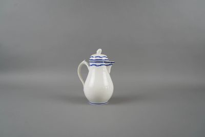 Verseuse en porcelaine de Tournai.