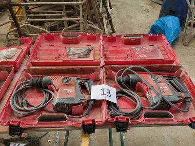 de nombreux outils qui se trouvent dans une boîte rouge