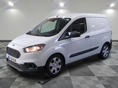 la camionnette blanche est garée sur un sol carrelé en damier