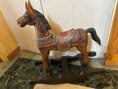 un cheval de bois posé sur une table