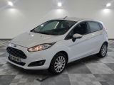 la ford fiesta blanche est garée dans une pièce au sol à carreaux