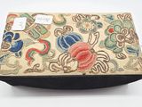 une petite boîte ornée d'un motif floral