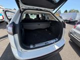 Les voitures sont garées sur un parking, le coffre ouvert.