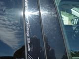une voiture sur laquelle est collé un autocollant sur le côté