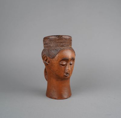 un gros plan d'un vase surmonté d'une tête