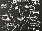 dessin en noir et blanc représentant le visage d'un homme sur lequel sont inscrits des mots