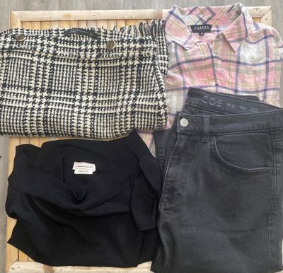 une pile de vêtements posée sur une caisse en bois