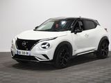 un SUV Nissan Juke blanc garé sur un sol à damier