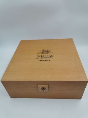une boîte en bois dont le couvercle est ouvert et sur laquelle figure un logo