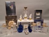 beaucoup de flacons de parfum posés sur une table