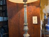 une lampe posée sur une table dans une pièce