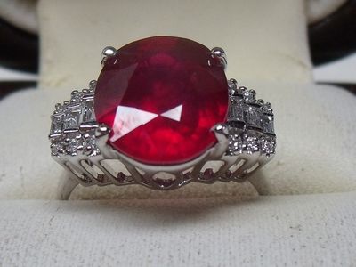 Bague en or blanc 18K, sertie d’un rubis traité ovale de 6,4…