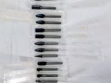 beaucoup de stylos qui traînent dans un bac en plastique