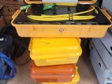 un étui jaune sur lequel sont posées une paire de lunettes