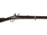 un fusil au canon en bois et aux garnitures en laiton, sur fond blanc
