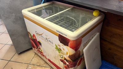 une machine à glace posée sur le comptoir