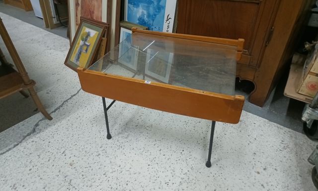 André MONPOIX (dans le goût de), table basse avec trois plateaux ...