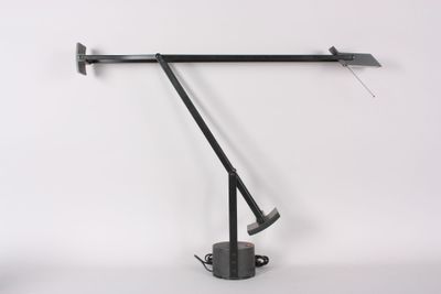 une lampe noire posée sur une table blanche