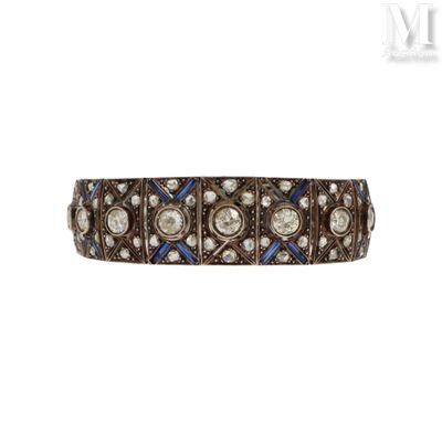 un gros plan d'un bracelet orné de diamants
