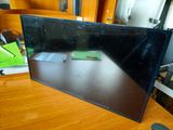 une photo d'un téléviseur à écran plat posé sur une table en bois