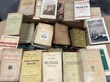 un grand nombre de livres posés sur une table