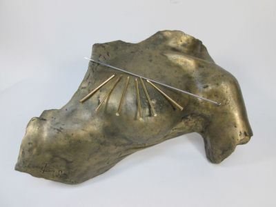 a metal sculpture of a horse ' s head with needles in it
