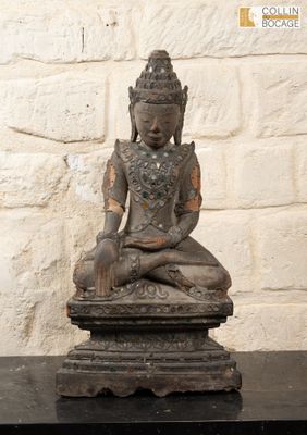 statue d'une femme assise en position du lotus sur une table noire