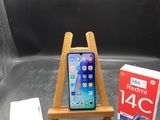 un téléphone posé sur un support à côté d'une boîte