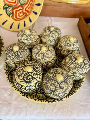 une assiette d'œufs et un bol d'œufs posés sur une table