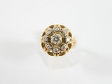 gros plan d'une bague en diamant sur une surface blanche