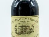 une bouteille de vin posée sur une table