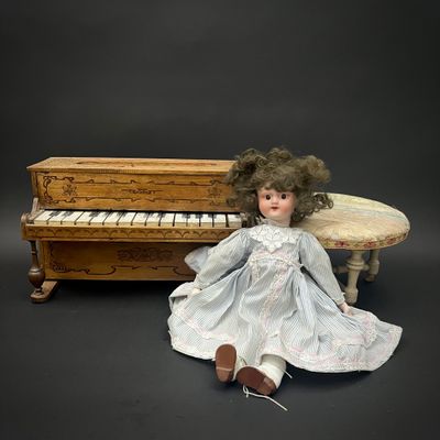 Ensemble composé de meubles miniatures et de petites dinette…