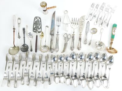 beaucoup d'argenterie sur une table blanche