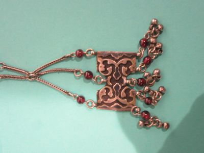 Collier Ethnique EN Metal ET Perles .