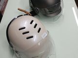 deux casques posés sur une table