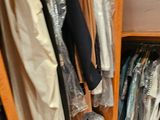 une armoire remplie de vêtements et d'autres objets