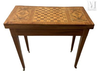 une table en bois sur laquelle est posé un échiquier