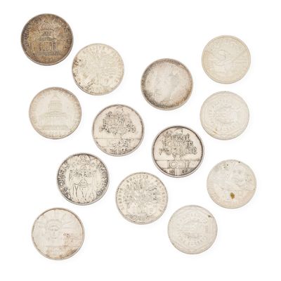 un tas de vieilles pièces de monnaie est disposé sur une surface blanche