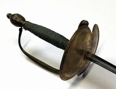 gros plan d'une épée sur une surface blanche
